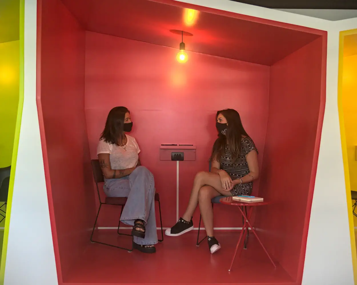 Reunião descontraída em um Booth